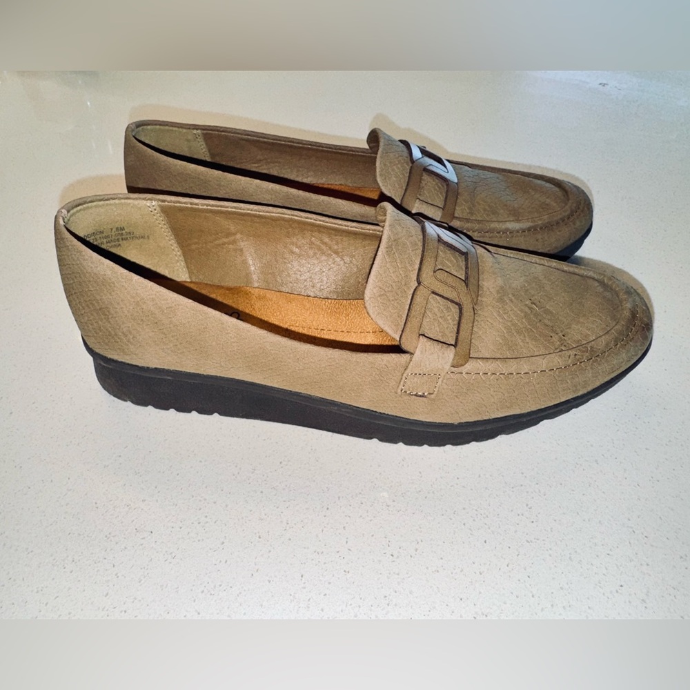 BareTraps Light Brown Women's Flats